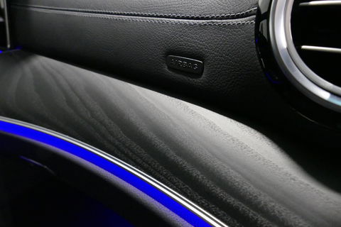 Mercedes-Benz E-Klasse 300 e AMG Line / E63 AMG Diffuser / Panamericana Grill / Panoramadak / Burmester Surround Sound / Rondomzichtcamera / Deels elektr. verstelbare voorstoelen / Ambienteverlichting / Stoelverwarming / Apple Carplay - Android Auto / 20'' LMV / Trekhaak (zwenk