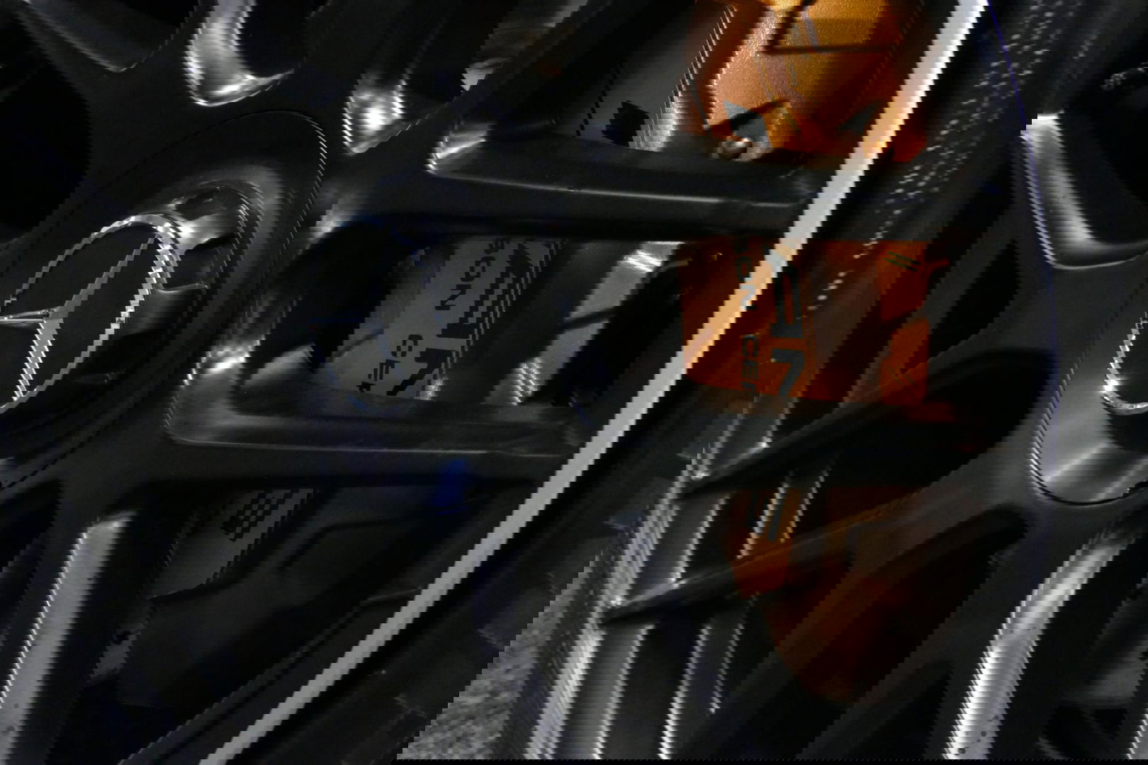 Mercedes-Benz E-Klasse 300 e AMG Line / E63 AMG Diffuser / Panamericana Grill / Panoramadak / Burmester Surround Sound / Rondomzichtcamera / Deels elektr. verstelbare voorstoelen / Ambienteverlichting / Stoelverwarming / Apple Carplay - Android Auto / 20'' LMV / Trekhaak (zwenk