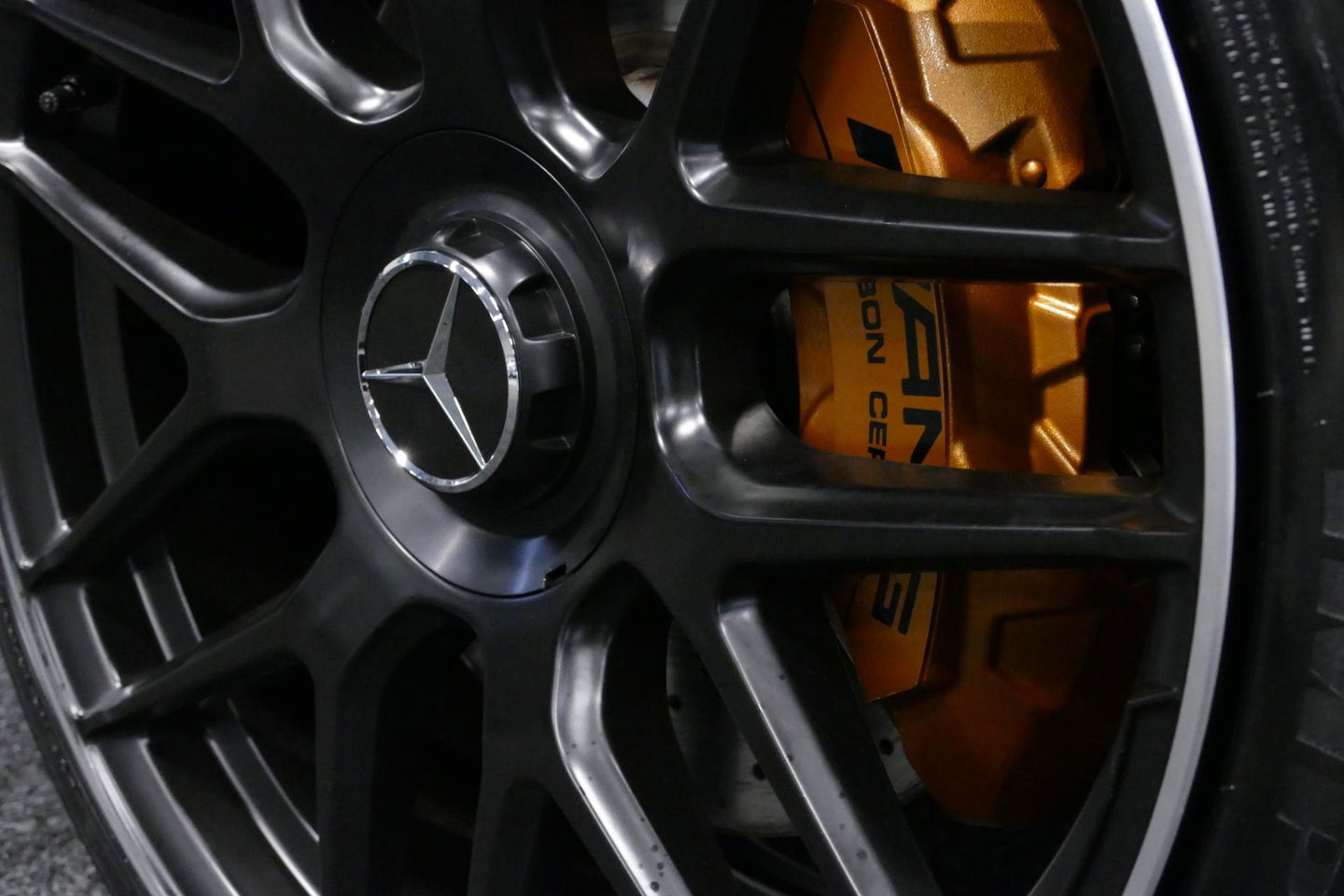 Mercedes-Benz E-Klasse 300 e AMG Line / E63 AMG Diffuser / Panamericana Grill / Panoramadak / Burmester Surround Sound / Rondomzichtcamera / Deels elektr. verstelbare voorstoelen / Ambienteverlichting / Stoelverwarming / Apple Carplay - Android Auto / 20'' LMV / Trekhaak (zwenk