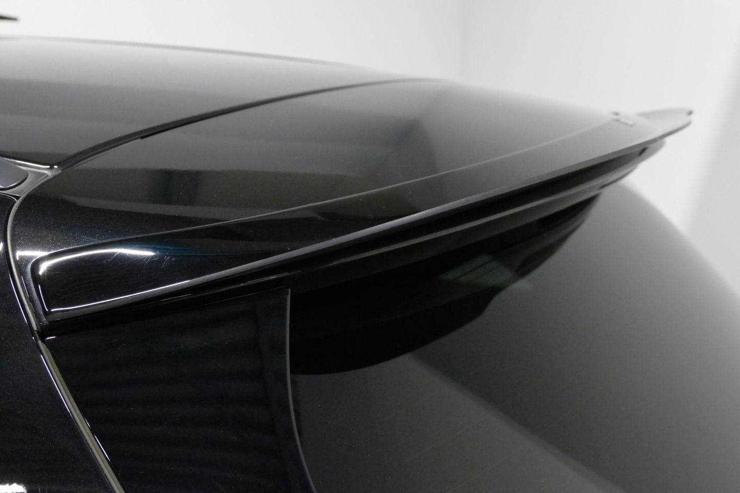 Mercedes-Benz E-Klasse 300 e AMG Line / E63 AMG Diffuser / Panamericana Grill / Panoramadak / Burmester Surround Sound / Rondomzichtcamera / Deels elektr. verstelbare voorstoelen / Ambienteverlichting / Stoelverwarming / Apple Carplay - Android Auto / 20'' LMV / Trekhaak (zwenk