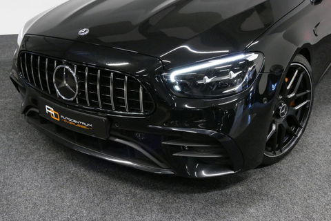 Mercedes-Benz E-Klasse 300 e AMG Line / E63 AMG Diffuser / Panamericana Grill / Panoramadak / Burmester Surround Sound / Rondomzichtcamera / Deels elektr. verstelbare voorstoelen / Ambienteverlichting / Stoelverwarming / Apple Carplay - Android Auto / 20'' LMV / Trekhaak (zwenk