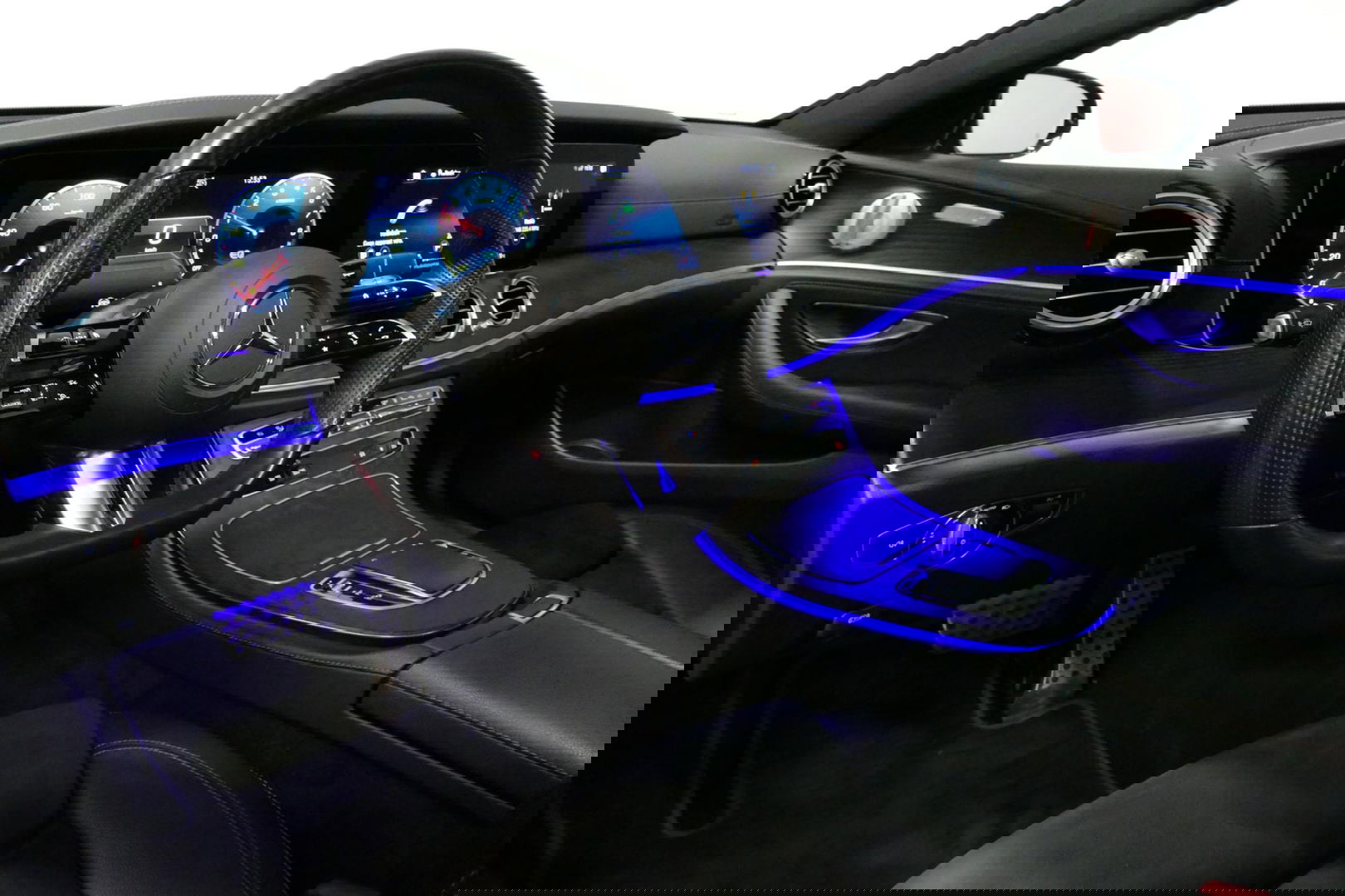 Mercedes-Benz E-Klasse 300 e AMG Line / E63 AMG Diffuser / Panamericana Grill / Panoramadak / Burmester Surround Sound / Rondomzichtcamera / Deels elektr. verstelbare voorstoelen / Ambienteverlichting / Stoelverwarming / Apple Carplay - Android Auto / 20'' LMV / Trekhaak (zwenk