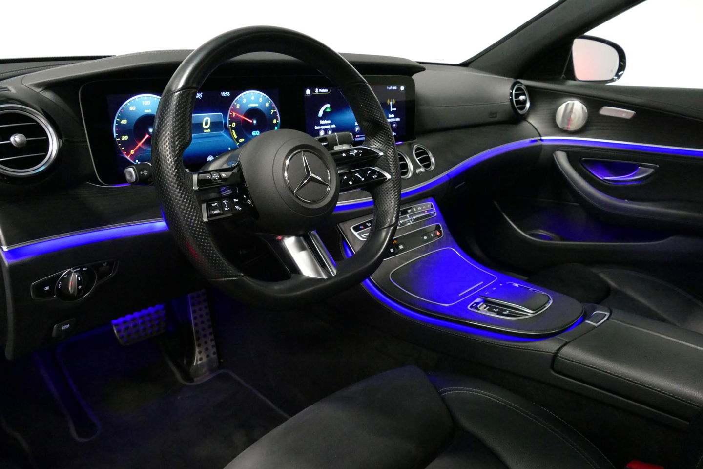 Mercedes-Benz E-Klasse 300 e AMG Line / E63 AMG Diffuser / Panamericana Grill / Panoramadak / Burmester Surround Sound / Rondomzichtcamera / Deels elektr. verstelbare voorstoelen / Ambienteverlichting / Stoelverwarming / Apple Carplay - Android Auto / 20'' LMV / Trekhaak (zwenk