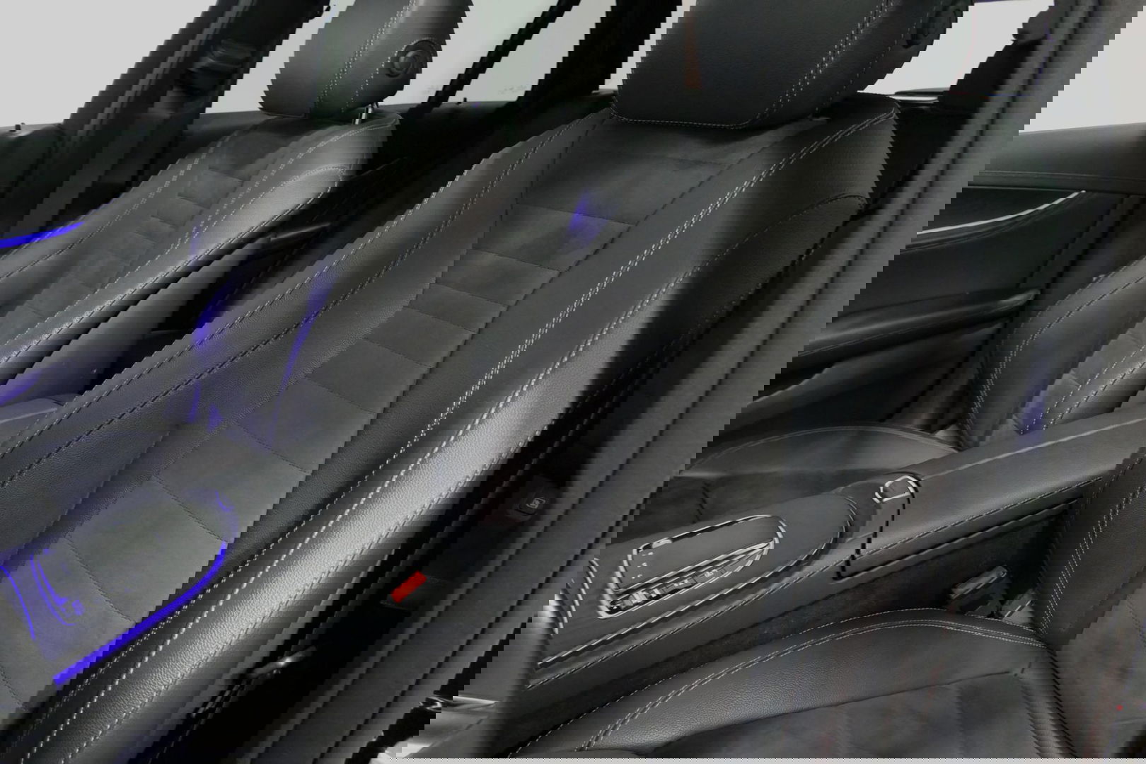 Mercedes-Benz E-Klasse 300 e AMG Line / E63 AMG Diffuser / Panamericana Grill / Panoramadak / Burmester Surround Sound / Rondomzichtcamera / Deels elektr. verstelbare voorstoelen / Ambienteverlichting / Stoelverwarming / Apple Carplay - Android Auto / 20'' LMV / Trekhaak (zwenk