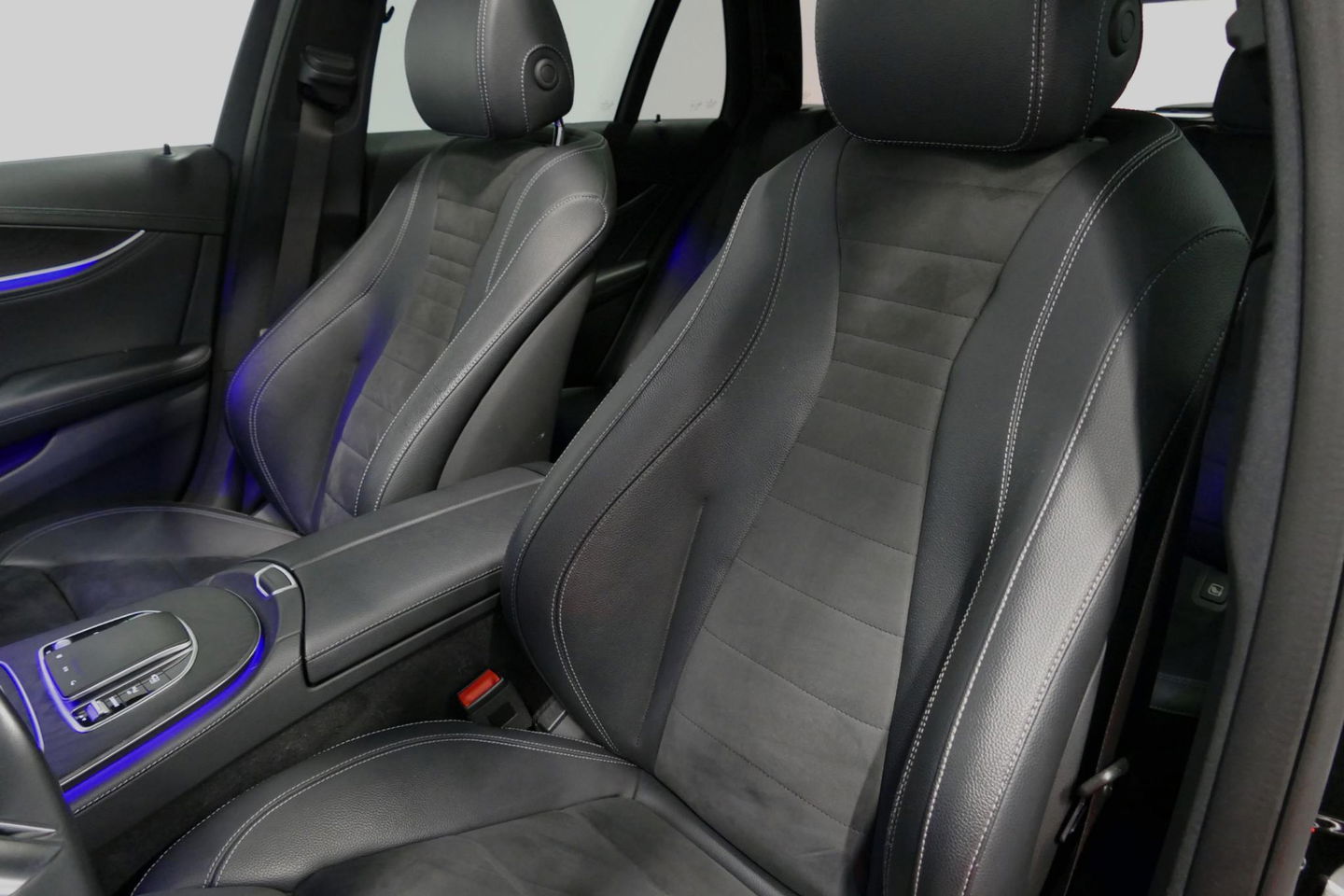 Mercedes-Benz E-Klasse 300 e AMG Line / E63 AMG Diffuser / Panamericana Grill / Panoramadak / Burmester Surround Sound / Rondomzichtcamera / Deels elektr. verstelbare voorstoelen / Ambienteverlichting / Stoelverwarming / Apple Carplay - Android Auto / 20'' LMV / Trekhaak (zwenk