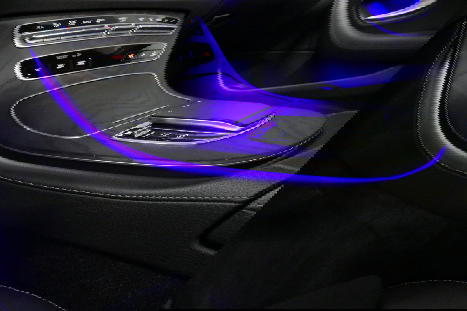 Mercedes-Benz E-Klasse 300 e AMG Line / E63 AMG Diffuser / Panamericana Grill / Panoramadak / Burmester Surround Sound / Rondomzichtcamera / Deels elektr. verstelbare voorstoelen / Ambienteverlichting / Stoelverwarming / Apple Carplay - Android Auto / 20'' LMV / Trekhaak (zwenk