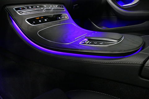 Mercedes-Benz E-Klasse 300 e AMG Line / E63 AMG Diffuser / Panamericana Grill / Panoramadak / Burmester Surround Sound / Rondomzichtcamera / Deels elektr. verstelbare voorstoelen / Ambienteverlichting / Stoelverwarming / Apple Carplay - Android Auto / 20'' LMV / Trekhaak (zwenk