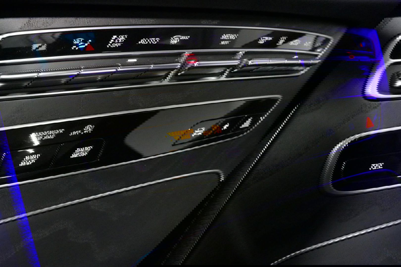 Mercedes-Benz E-Klasse 300 e AMG Line / E63 AMG Diffuser / Panamericana Grill / Panoramadak / Burmester Surround Sound / Rondomzichtcamera / Deels elektr. verstelbare voorstoelen / Ambienteverlichting / Stoelverwarming / Apple Carplay - Android Auto / 20'' LMV / Trekhaak (zwenk