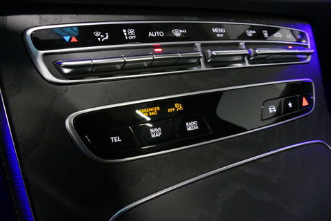 Mercedes-Benz E-Klasse 300 e AMG Line / E63 AMG Diffuser / Panamericana Grill / Panoramadak / Burmester Surround Sound / Rondomzichtcamera / Deels elektr. verstelbare voorstoelen / Ambienteverlichting / Stoelverwarming / Apple Carplay - Android Auto / 20'' LMV / Trekhaak (zwenk