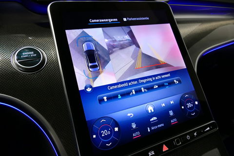 Mercedes-Benz C-Klasse 300 e AMG Line / C63s AMG Diffuser / Panamericana Grille / Panoramadak / Elektr. verstelbare voorstoelen + memory / Digital Light (Laser) / Stoelverwarming / Ambienteverlichting Plus / Apple Carplay - Android Auto / Rondomzichtcamera / HUD / 20'' LMV / Ac