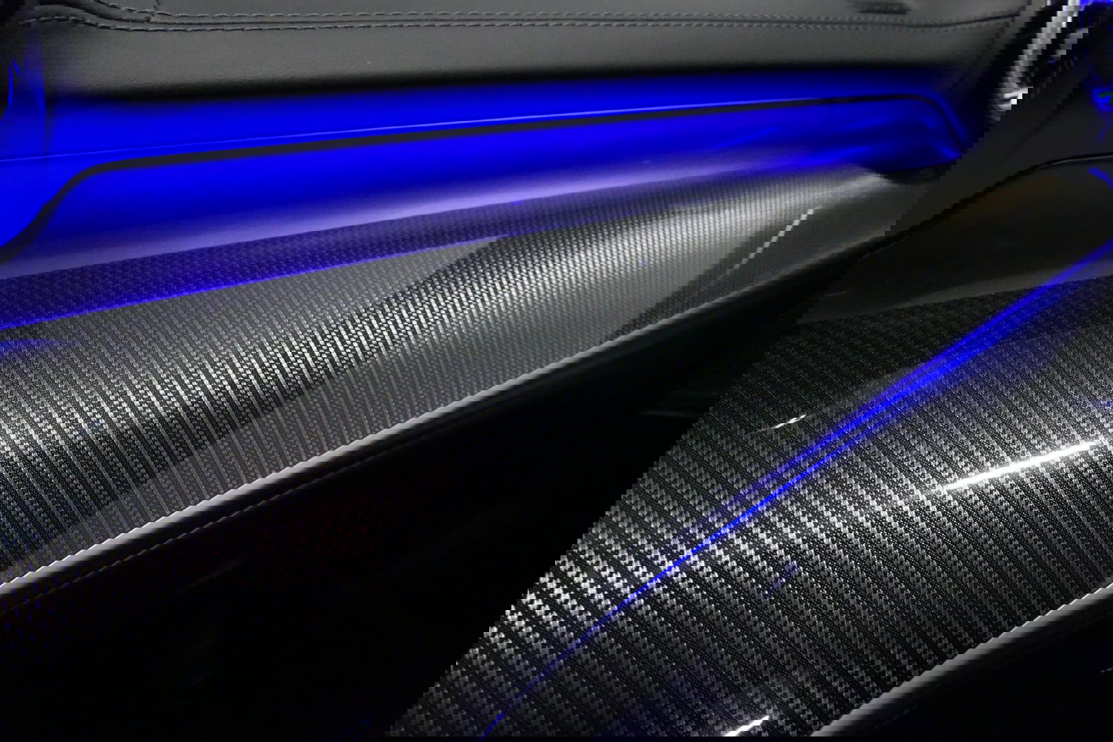 Mercedes-Benz C-Klasse 300 e AMG Line / C63s AMG Diffuser / Panamericana Grille / Panoramadak / Elektr. verstelbare voorstoelen + memory / Digital Light (Laser) / Stoelverwarming / Ambienteverlichting Plus / Apple Carplay - Android Auto / Rondomzichtcamera / HUD / 20'' LMV / Ac