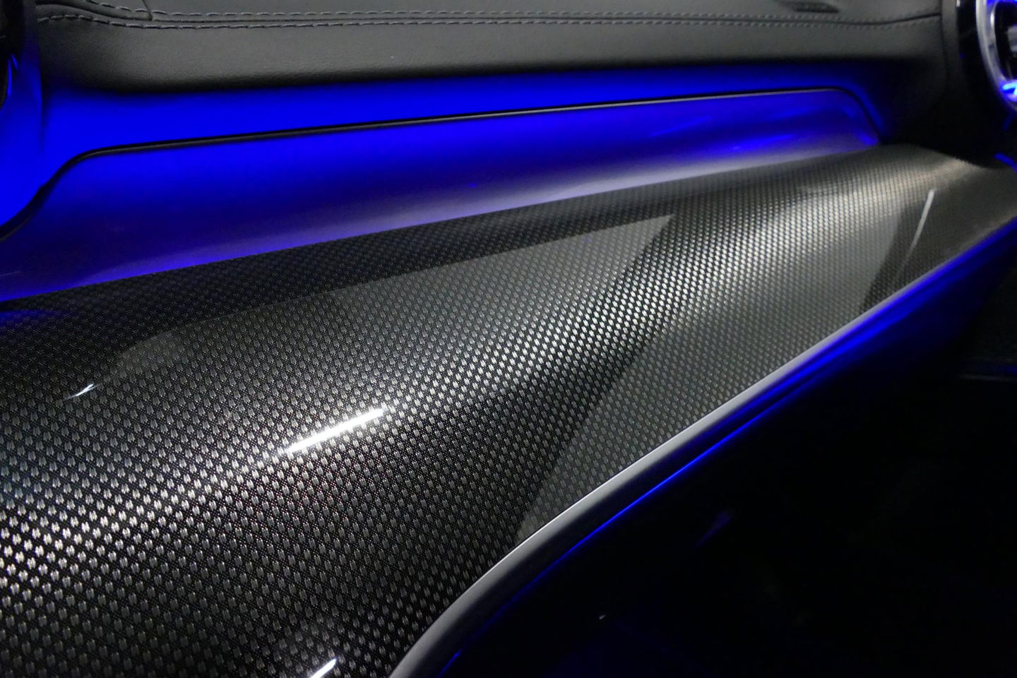 Mercedes-Benz C-Klasse 300 e AMG Line / C63s AMG Diffuser / Panamericana Grille / Panoramadak / Elektr. verstelbare voorstoelen + memory / Digital Light (Laser) / Stoelverwarming / Ambienteverlichting Plus / Apple Carplay - Android Auto / Rondomzichtcamera / HUD / 20'' LMV / Ac