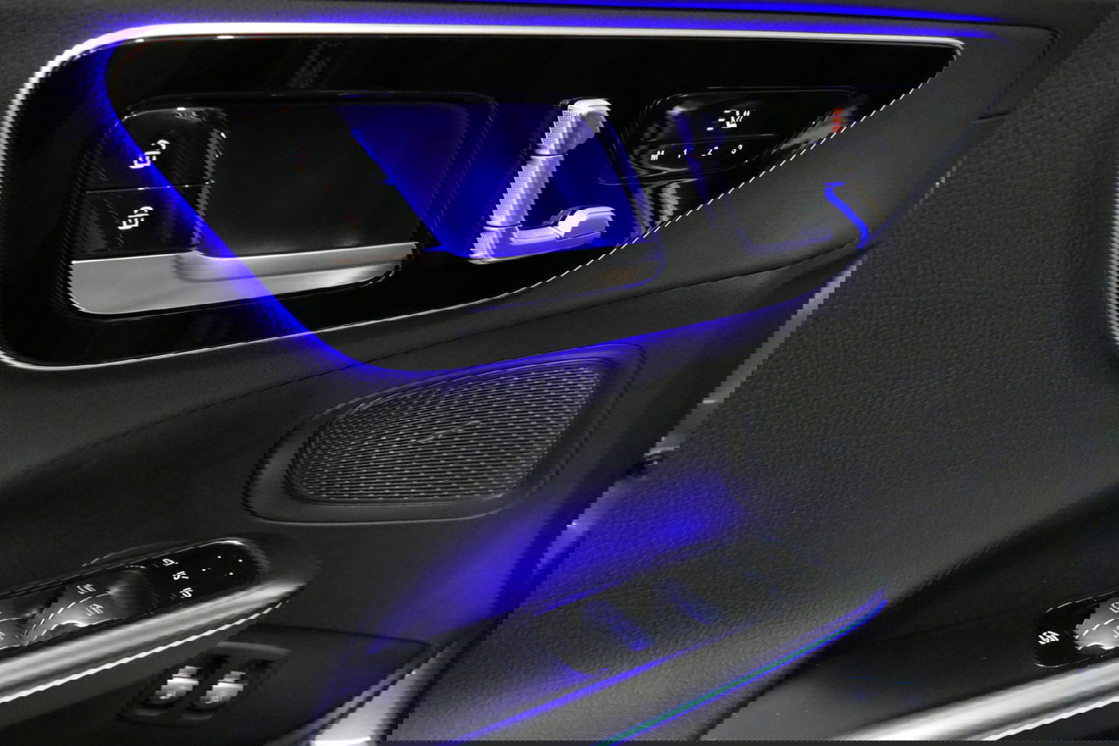 Mercedes-Benz C-Klasse 300 e AMG Line / C63s AMG Diffuser / Panamericana Grille / Panoramadak / Elektr. verstelbare voorstoelen + memory / Digital Light (Laser) / Stoelverwarming / Ambienteverlichting Plus / Apple Carplay - Android Auto / Rondomzichtcamera / HUD / 20'' LMV / Ac