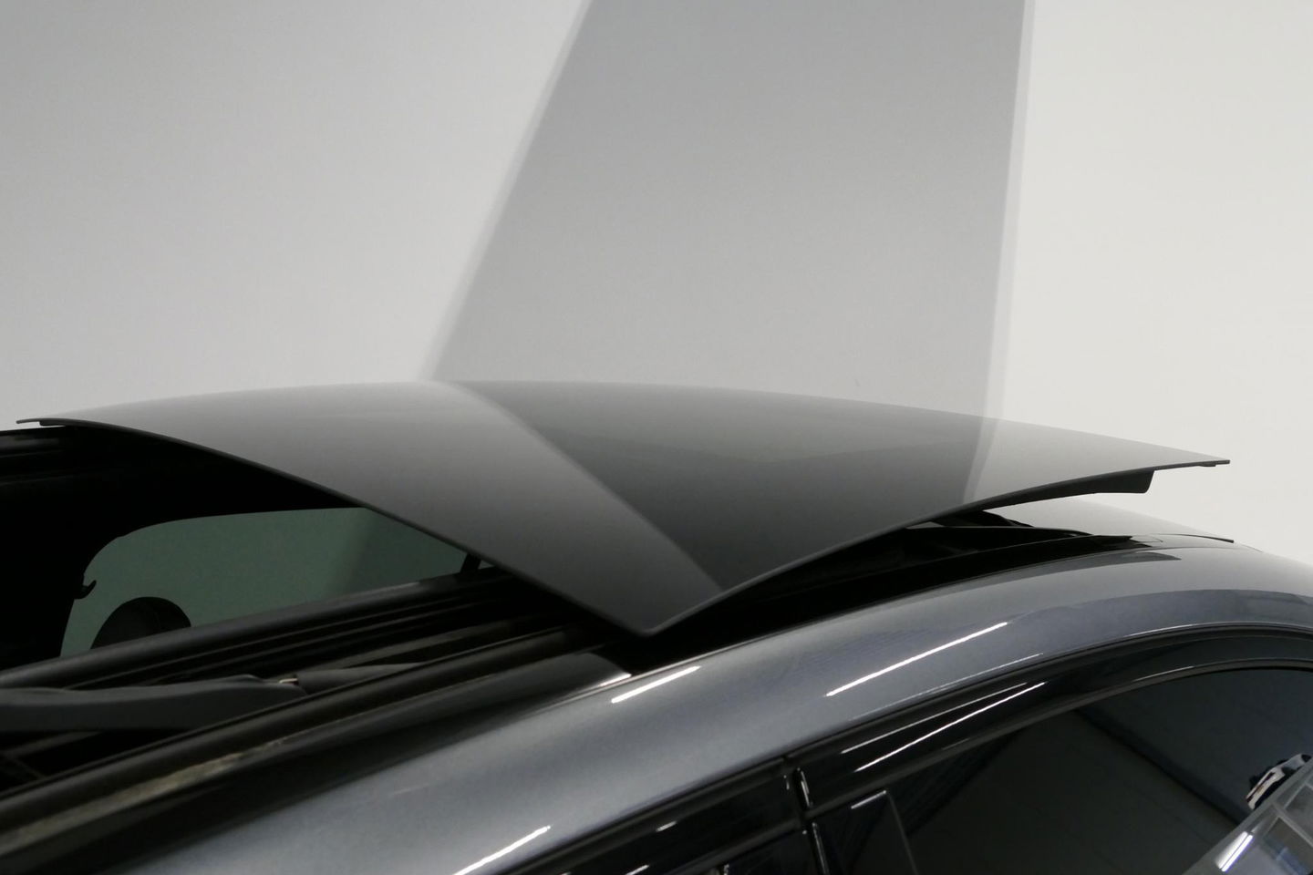 Mercedes-Benz C-Klasse 300 e AMG Line / C63s AMG Diffuser / Panamericana Grille / Panoramadak / Elektr. verstelbare voorstoelen + memory / Digital Light (Laser) / Stoelverwarming / Ambienteverlichting Plus / Apple Carplay - Android Auto / Rondomzichtcamera / HUD / 20'' LMV / Ac