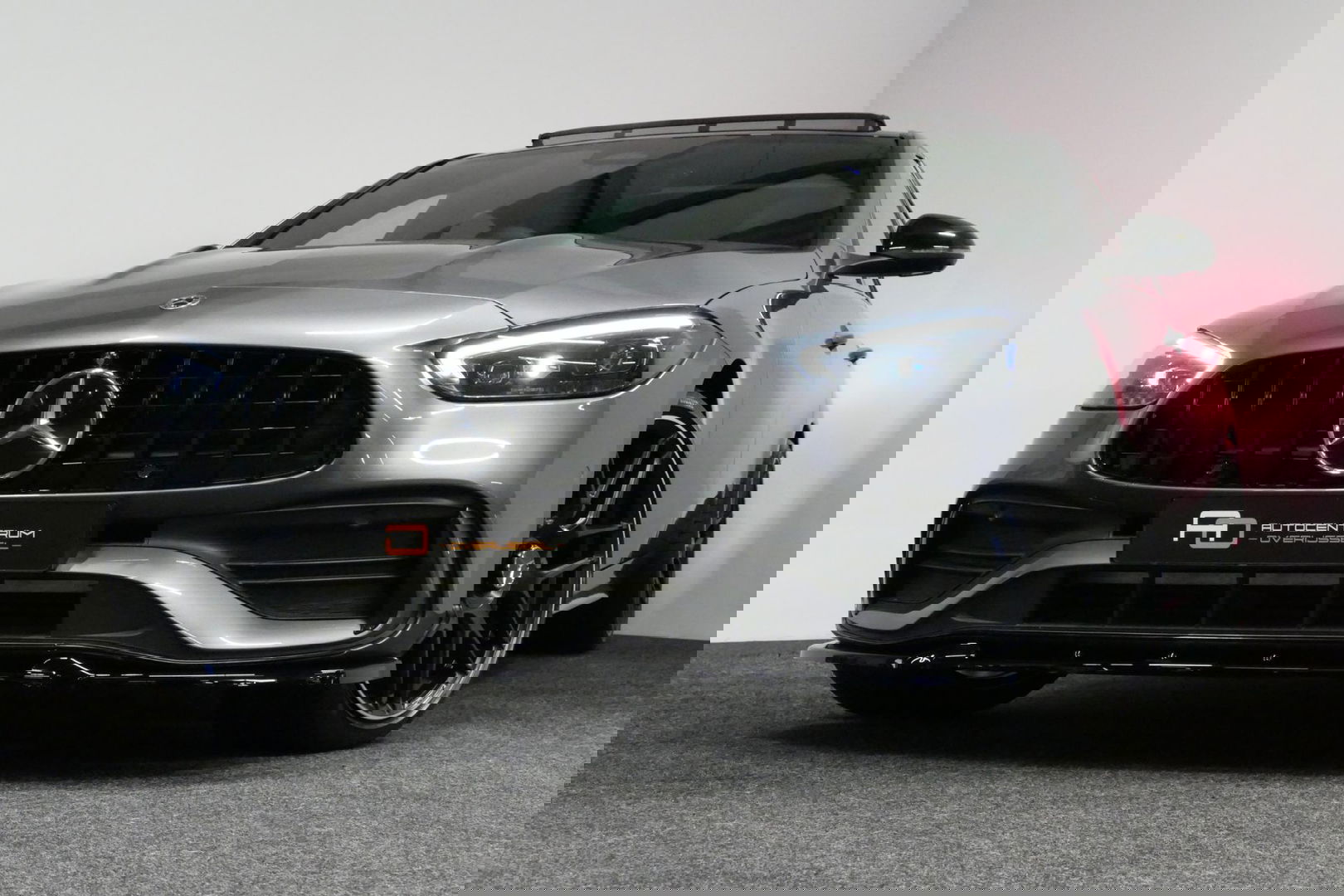 Mercedes-Benz C-Klasse 300 e AMG Line / C63s AMG Diffuser / Panamericana Grille / Panoramadak / Elektr. verstelbare voorstoelen + memory / Digital Light (Laser) / Stoelverwarming / Ambienteverlichting Plus / Apple Carplay - Android Auto / Rondomzichtcamera / HUD / 20'' LMV / Ac