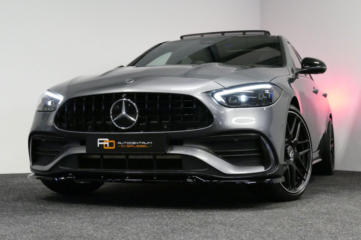 Mercedes-Benz C-Klasse 300 e AMG Line / C63s AMG Diffuser / Panamericana Grille / Panoramadak / Elektr. verstelbare voorstoelen + memory / Digital Light (Laser) / Stoelverwarming / Ambienteverlichting Plus / Apple Carplay - Android Auto / Rondomzichtcamera / HUD / 20'' LMV / Ac