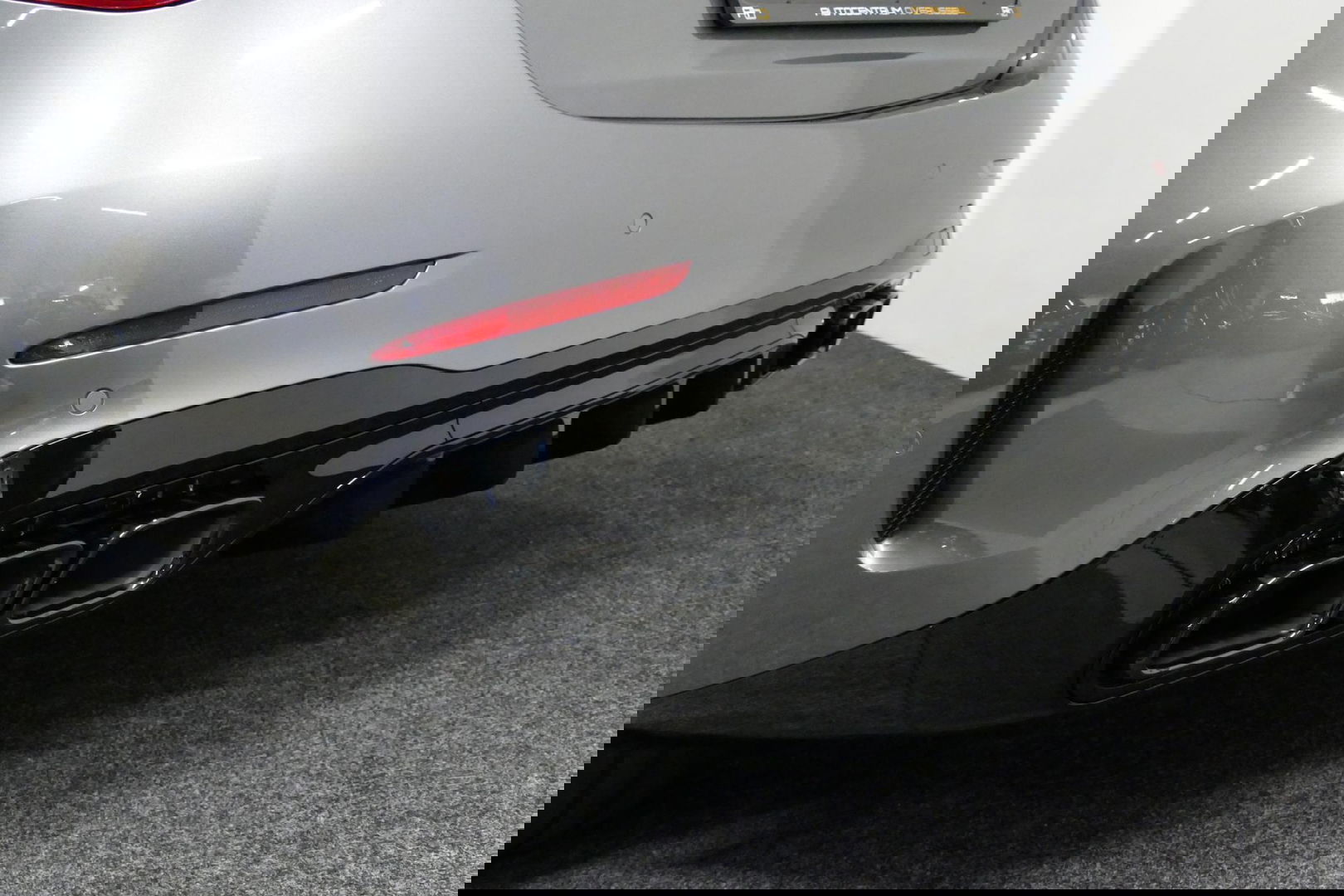 Mercedes-Benz C-Klasse 300 e AMG Line / C63s AMG Diffuser / Panamericana Grille / Panoramadak / Elektr. verstelbare voorstoelen + memory / Digital Light (Laser) / Stoelverwarming / Ambienteverlichting Plus / Apple Carplay - Android Auto / Rondomzichtcamera / HUD / 20'' LMV / Ac