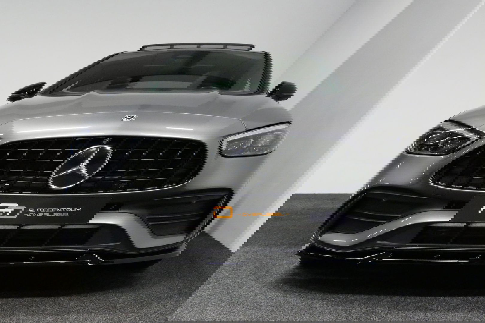 Mercedes-Benz C-Klasse 300 e AMG Line / C63s AMG Diffuser / Panamericana Grille / Panoramadak / Elektr. verstelbare voorstoelen + memory / Digital Light (Laser) / Stoelverwarming / Ambienteverlichting Plus / Apple Carplay - Android Auto / Rondomzichtcamera / HUD / 20'' LMV / Ac