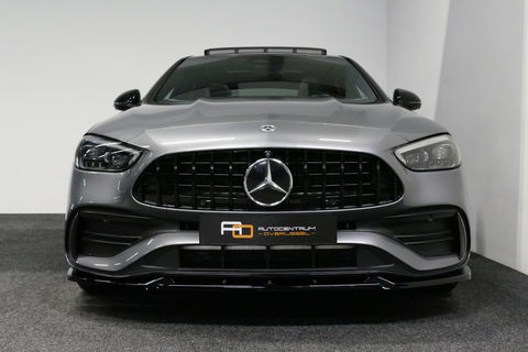 Mercedes-Benz C-Klasse 300 e AMG Line / C63s AMG Diffuser / Panamericana Grille / Panoramadak / Elektr. verstelbare voorstoelen + memory / Digital Light (Laser) / Stoelverwarming / Ambienteverlichting Plus / Apple Carplay - Android Auto / Rondomzichtcamera / HUD / 20'' LMV / Ac