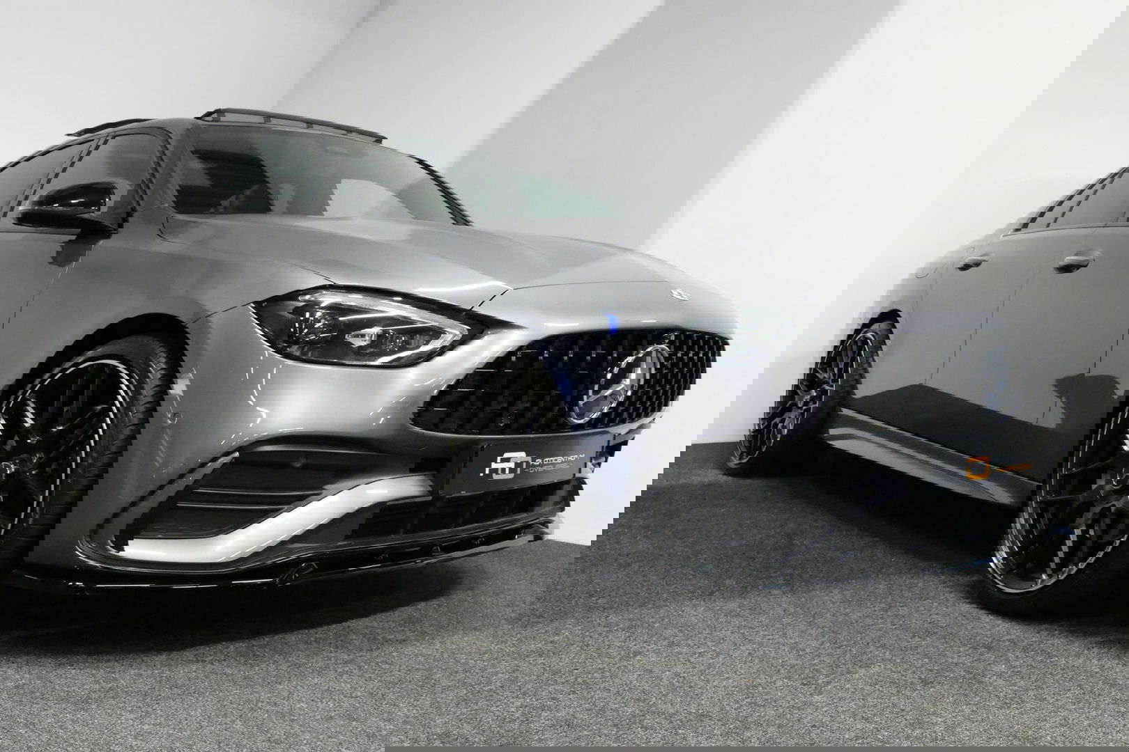 Mercedes-Benz C-Klasse 300 e AMG Line / C63s AMG Diffuser / Panamericana Grille / Panoramadak / Elektr. verstelbare voorstoelen + memory / Digital Light (Laser) / Stoelverwarming / Ambienteverlichting Plus / Apple Carplay - Android Auto / Rondomzichtcamera / HUD / 20'' LMV / Ac