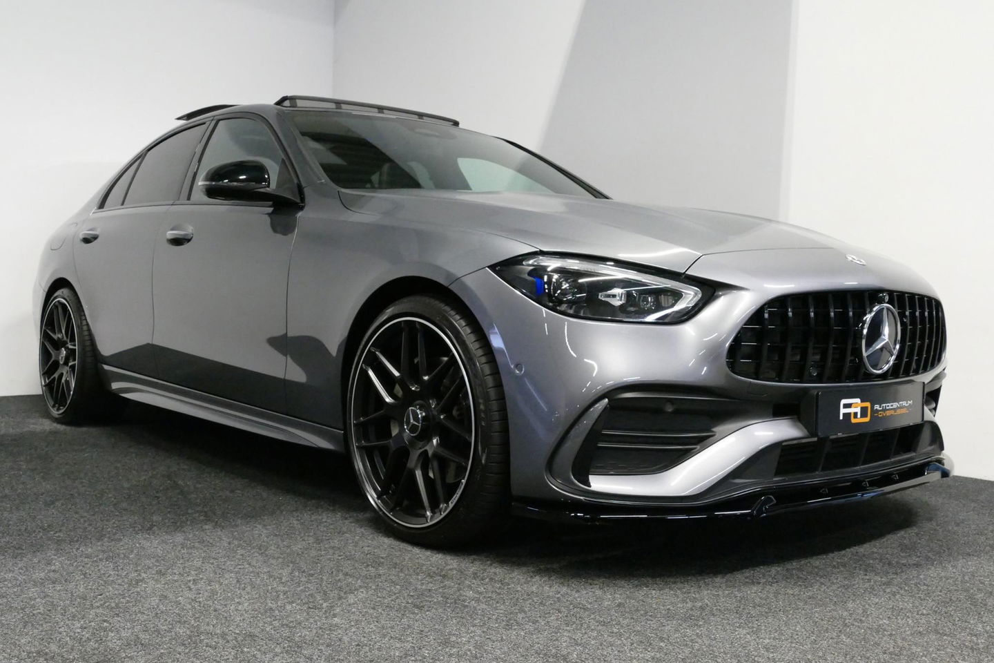 Mercedes-Benz C-Klasse 300 e AMG Line / C63s AMG Diffuser / Panamericana Grille / Panoramadak / Elektr. verstelbare voorstoelen + memory / Digital Light (Laser) / Stoelverwarming / Ambienteverlichting Plus / Apple Carplay - Android Auto / Rondomzichtcamera / HUD / 20'' LMV / Ac