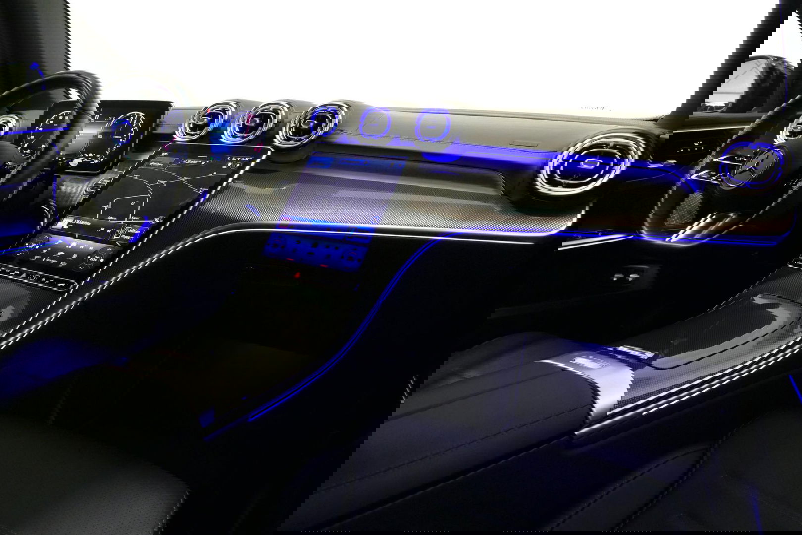 Mercedes-Benz C-Klasse 300 e AMG Line / C63s AMG Diffuser / Panamericana Grille / Panoramadak / Elektr. verstelbare voorstoelen + memory / Digital Light (Laser) / Stoelverwarming / Ambienteverlichting Plus / Apple Carplay - Android Auto / Rondomzichtcamera / HUD / 20'' LMV / Ac