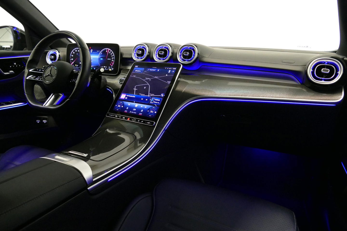 Mercedes-Benz C-Klasse 300 e AMG Line / C63s AMG Diffuser / Panamericana Grille / Panoramadak / Elektr. verstelbare voorstoelen + memory / Digital Light (Laser) / Stoelverwarming / Ambienteverlichting Plus / Apple Carplay - Android Auto / Rondomzichtcamera / HUD / 20'' LMV / Ac