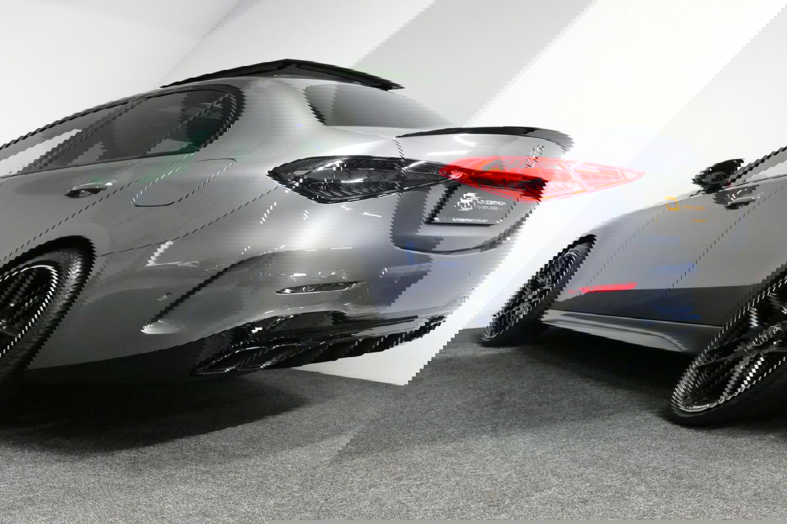 Mercedes-Benz C-Klasse 300 e AMG Line / C63s AMG Diffuser / Panamericana Grille / Panoramadak / Elektr. verstelbare voorstoelen + memory / Digital Light (Laser) / Stoelverwarming / Ambienteverlichting Plus / Apple Carplay - Android Auto / Rondomzichtcamera / HUD / 20'' LMV / Ac