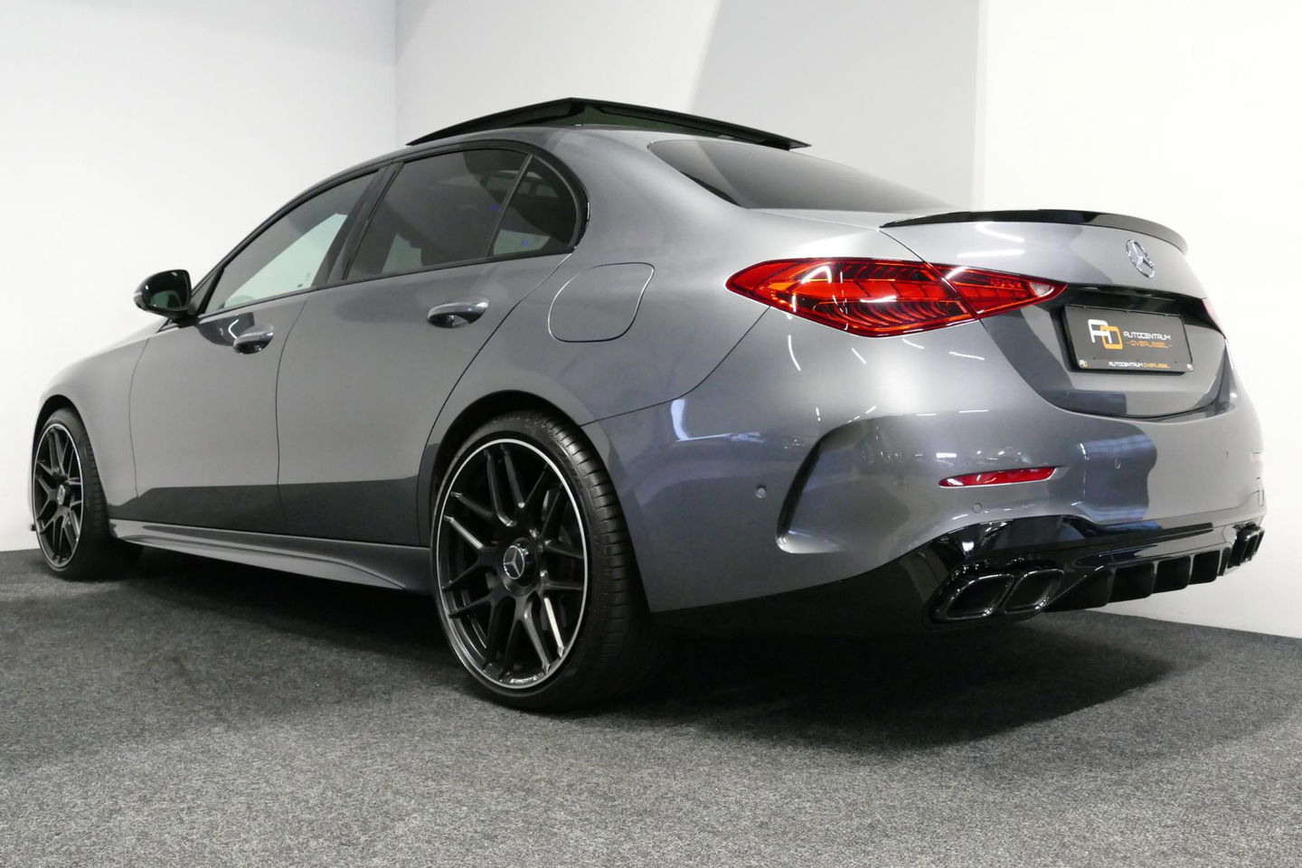 Mercedes-Benz C-Klasse 300 e AMG Line / C63s AMG Diffuser / Panamericana Grille / Panoramadak / Elektr. verstelbare voorstoelen + memory / Digital Light (Laser) / Stoelverwarming / Ambienteverlichting Plus / Apple Carplay - Android Auto / Rondomzichtcamera / HUD / 20'' LMV / Ac