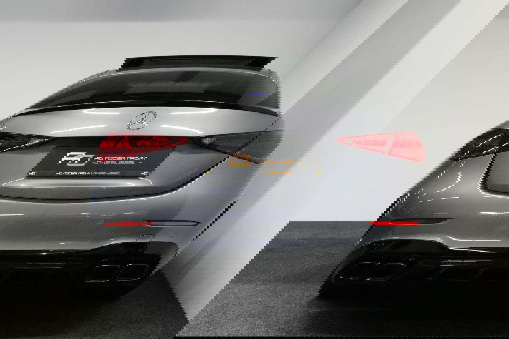 Mercedes-Benz C-Klasse 300 e AMG Line / C63s AMG Diffuser / Panamericana Grille / Panoramadak / Elektr. verstelbare voorstoelen + memory / Digital Light (Laser) / Stoelverwarming / Ambienteverlichting Plus / Apple Carplay - Android Auto / Rondomzichtcamera / HUD / 20'' LMV / Ac