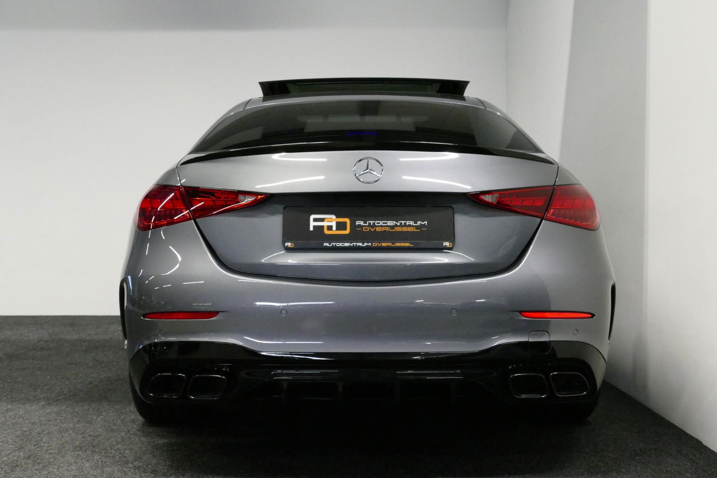 Mercedes-Benz C-Klasse 300 e AMG Line / C63s AMG Diffuser / Panamericana Grille / Panoramadak / Elektr. verstelbare voorstoelen + memory / Digital Light (Laser) / Stoelverwarming / Ambienteverlichting Plus / Apple Carplay - Android Auto / Rondomzichtcamera / HUD / 20'' LMV / Ac
