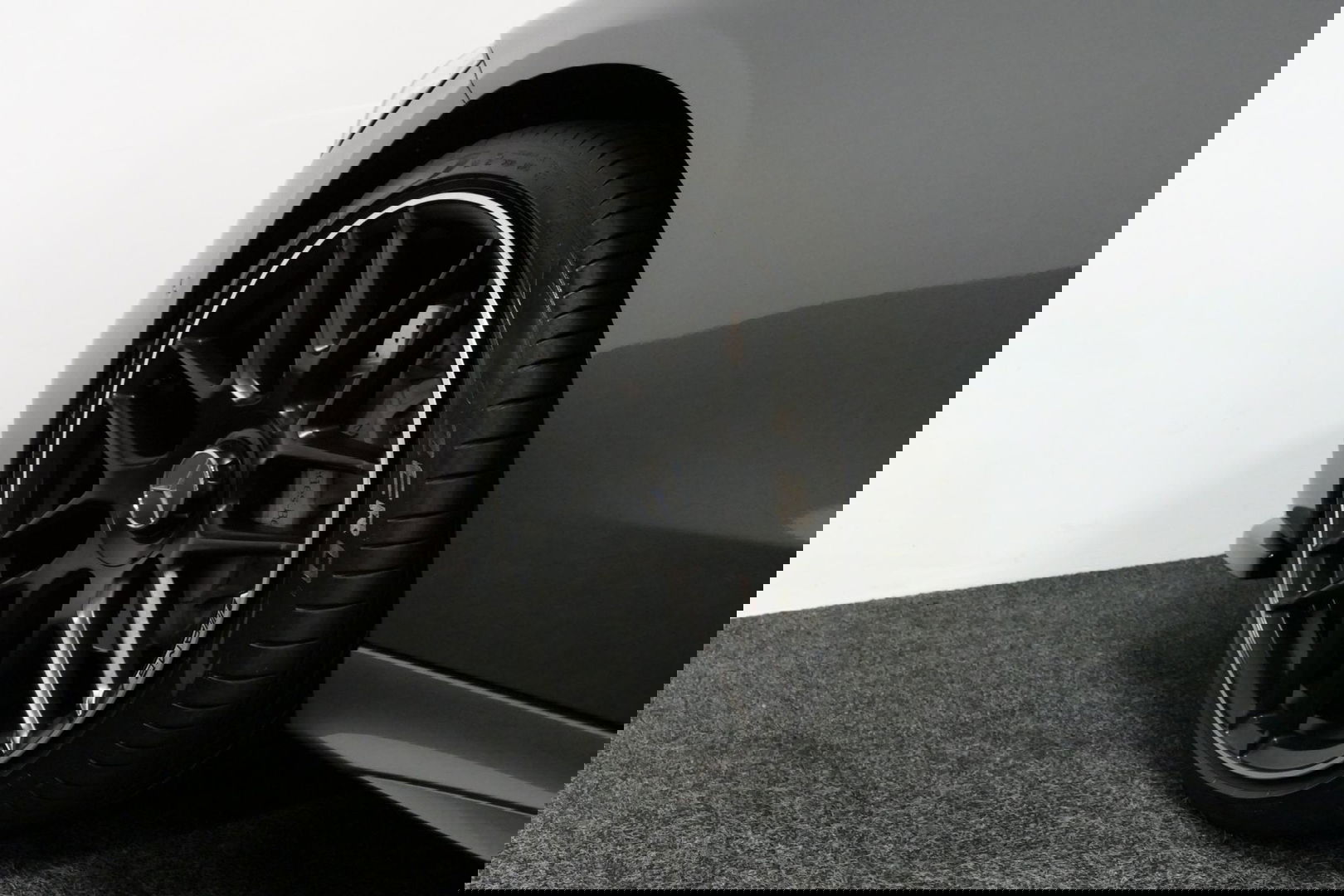 Mercedes-Benz C-Klasse 300 e AMG Line / C63s AMG Diffuser / Panamericana Grille / Panoramadak / Elektr. verstelbare voorstoelen + memory / Digital Light (Laser) / Stoelverwarming / Ambienteverlichting Plus / Apple Carplay - Android Auto / Rondomzichtcamera / HUD / 20'' LMV / Ac