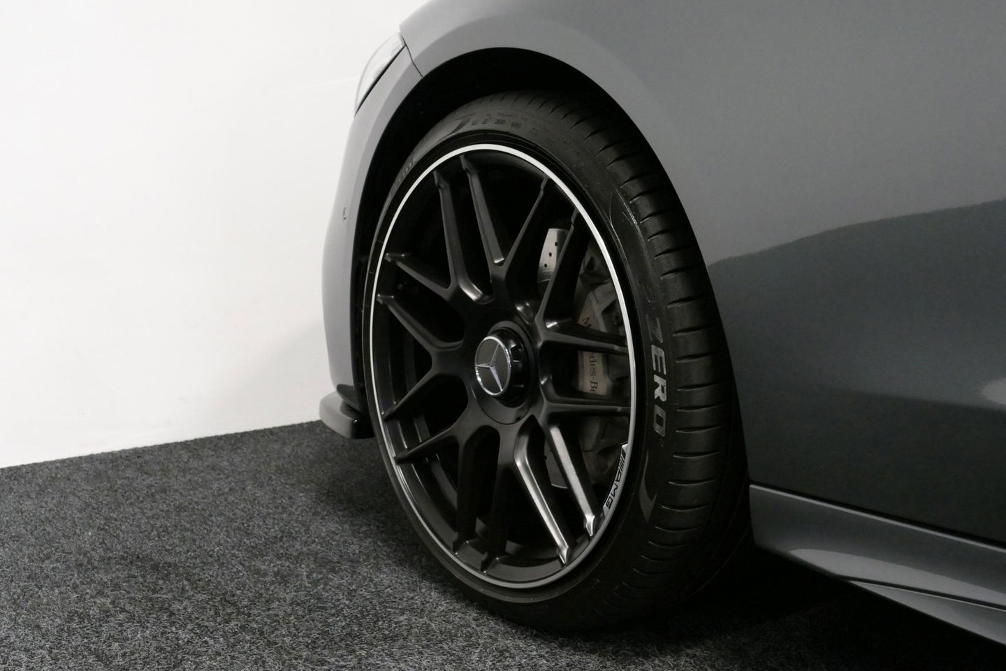 Mercedes-Benz C-Klasse 300 e AMG Line / C63s AMG Diffuser / Panamericana Grille / Panoramadak / Elektr. verstelbare voorstoelen + memory / Digital Light (Laser) / Stoelverwarming / Ambienteverlichting Plus / Apple Carplay - Android Auto / Rondomzichtcamera / HUD / 20'' LMV / Ac