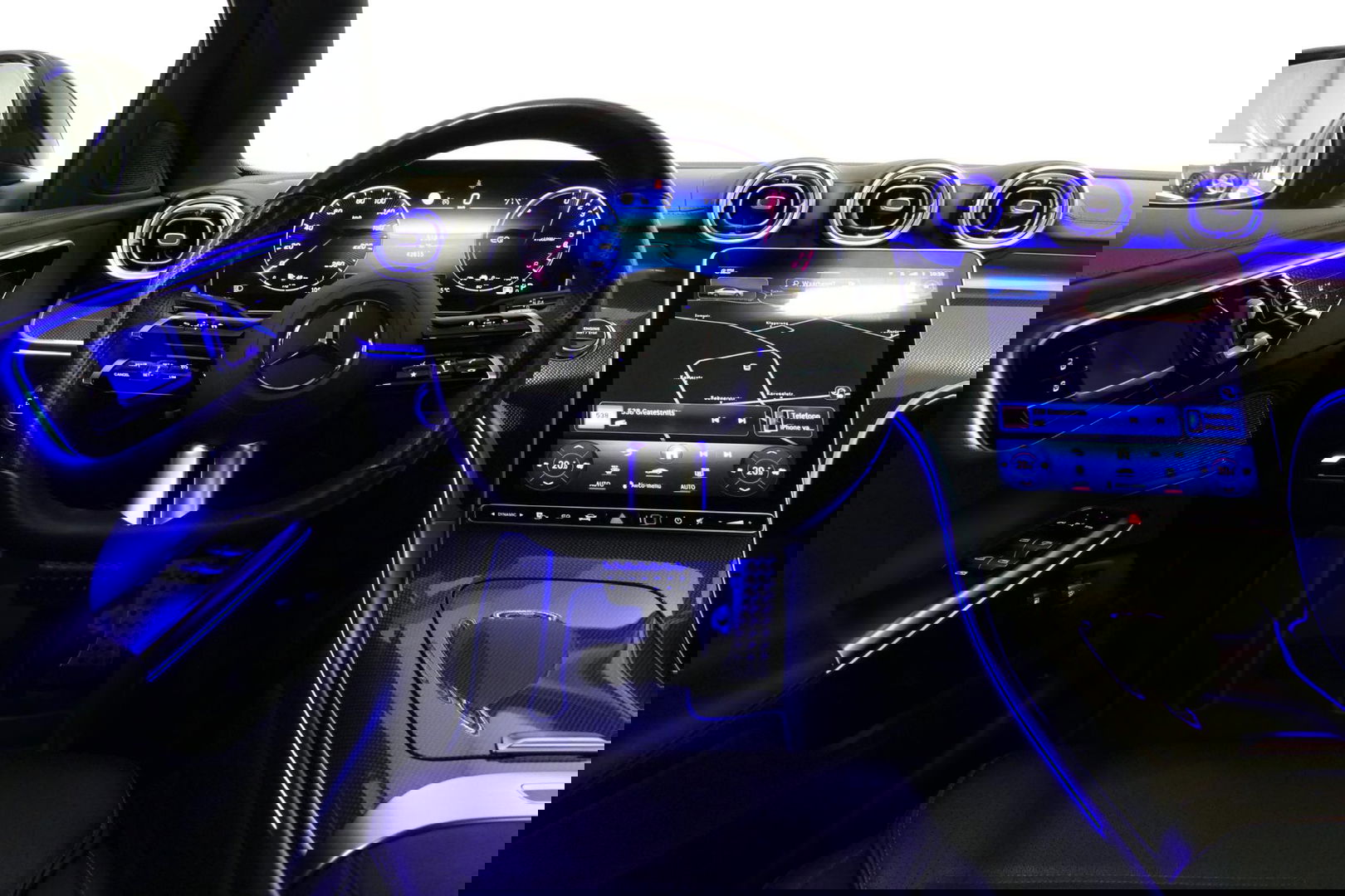 Mercedes-Benz C-Klasse 300 e AMG Line / C63s AMG Diffuser / Panamericana Grille / Panoramadak / Elektr. verstelbare voorstoelen + memory / Digital Light (Laser) / Stoelverwarming / Ambienteverlichting Plus / Apple Carplay - Android Auto / Rondomzichtcamera / HUD / 20'' LMV / Ac