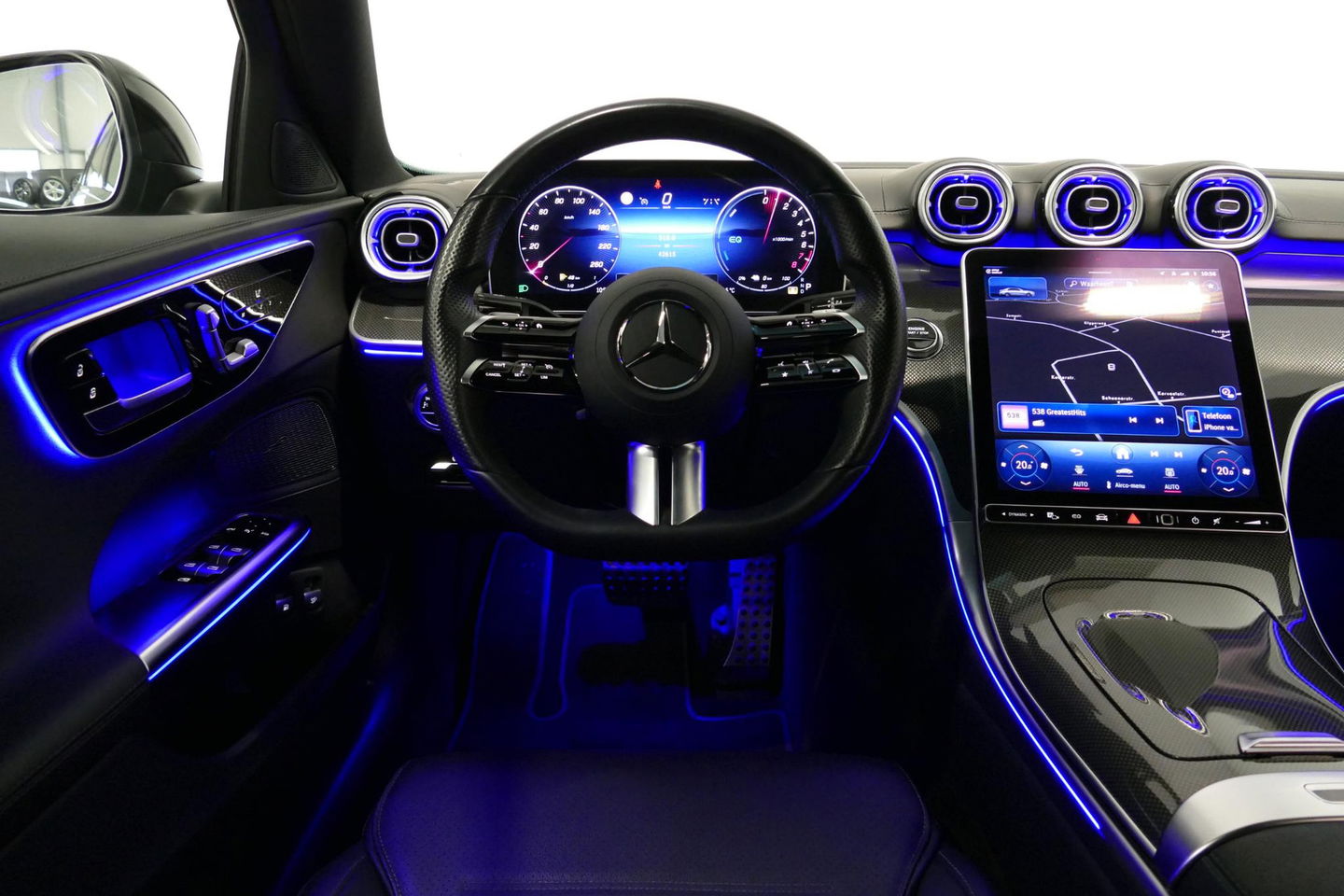 Mercedes-Benz C-Klasse 300 e AMG Line / C63s AMG Diffuser / Panamericana Grille / Panoramadak / Elektr. verstelbare voorstoelen + memory / Digital Light (Laser) / Stoelverwarming / Ambienteverlichting Plus / Apple Carplay - Android Auto / Rondomzichtcamera / HUD / 20'' LMV / Ac