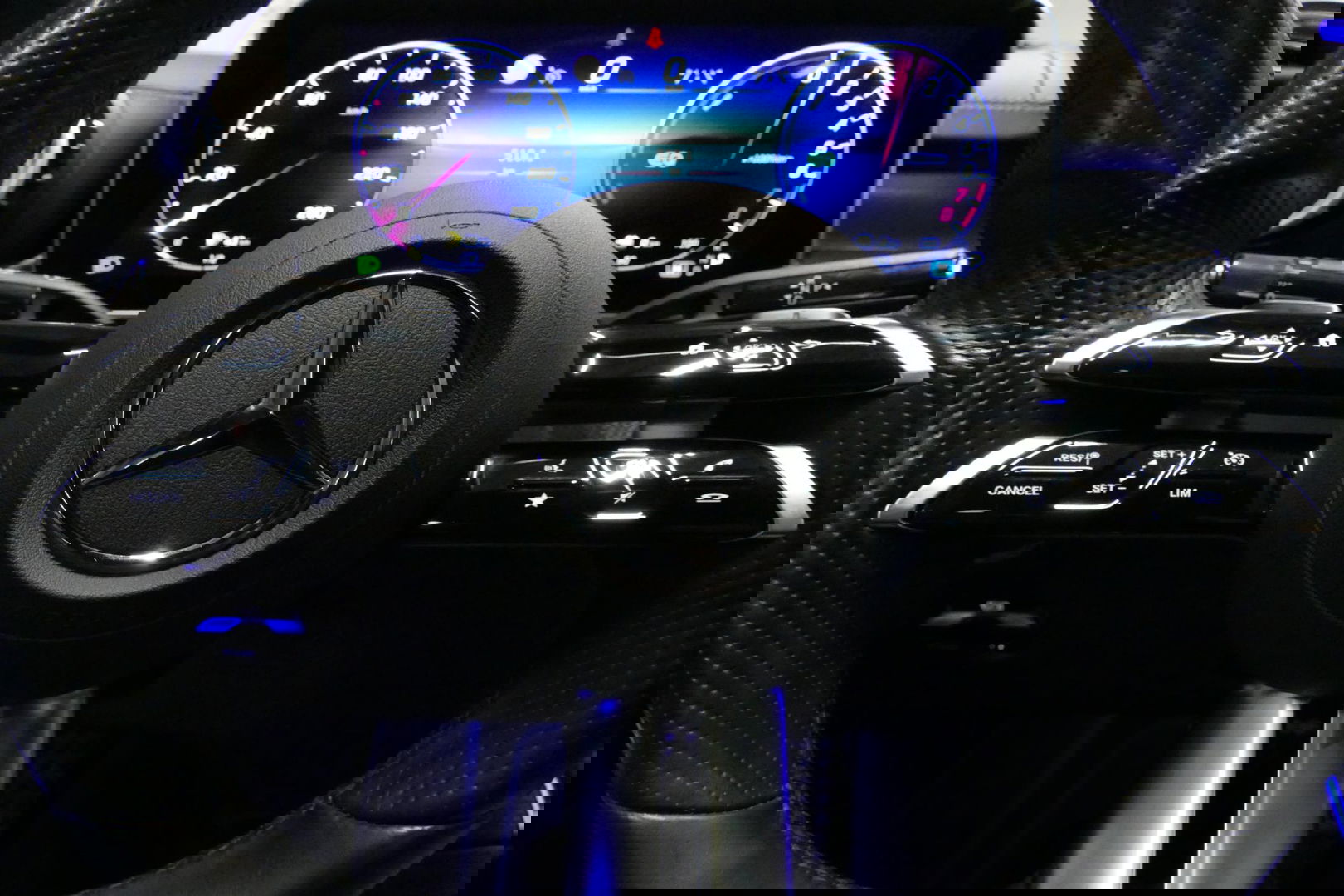 Mercedes-Benz C-Klasse 300 e AMG Line / C63s AMG Diffuser / Panamericana Grille / Panoramadak / Elektr. verstelbare voorstoelen + memory / Digital Light (Laser) / Stoelverwarming / Ambienteverlichting Plus / Apple Carplay - Android Auto / Rondomzichtcamera / HUD / 20'' LMV / Ac