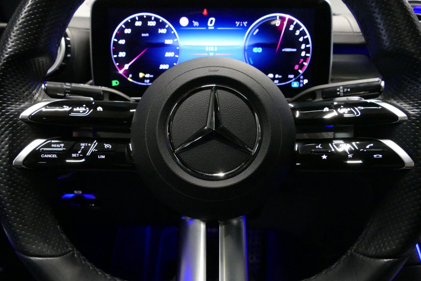 Mercedes-Benz C-Klasse 300 e AMG Line / C63s AMG Diffuser / Panamericana Grille / Panoramadak / Elektr. verstelbare voorstoelen + memory / Digital Light (Laser) / Stoelverwarming / Ambienteverlichting Plus / Apple Carplay - Android Auto / Rondomzichtcamera / HUD / 20'' LMV / Ac