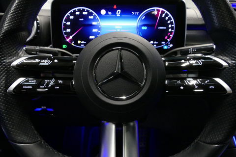 Mercedes-Benz C-Klasse 300 e AMG Line / C63s AMG Diffuser / Panamericana Grille / Panoramadak / Elektr. verstelbare voorstoelen + memory / Digital Light (Laser) / Stoelverwarming / Ambienteverlichting Plus / Apple Carplay - Android Auto / Rondomzichtcamera / HUD / 20'' LMV / Ac