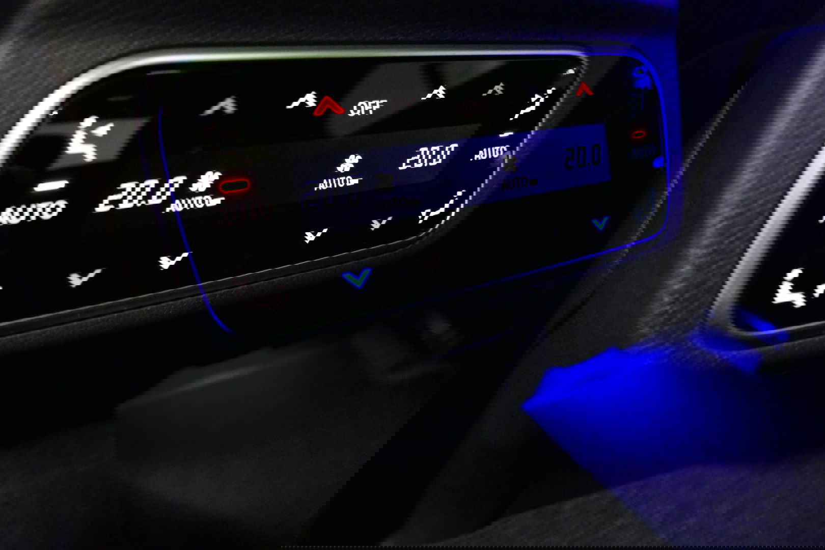 Mercedes-Benz C-Klasse 300 e AMG Line / C63s AMG Diffuser / Panamericana Grille / Panoramadak / Elektr. verstelbare voorstoelen + memory / Digital Light (Laser) / Stoelverwarming / Ambienteverlichting Plus / Apple Carplay - Android Auto / Rondomzichtcamera / HUD / 20'' LMV / Ac