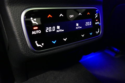 Mercedes-Benz C-Klasse 300 e AMG Line / C63s AMG Diffuser / Panamericana Grille / Panoramadak / Elektr. verstelbare voorstoelen + memory / Digital Light (Laser) / Stoelverwarming / Ambienteverlichting Plus / Apple Carplay - Android Auto / Rondomzichtcamera / HUD / 20'' LMV / Ac