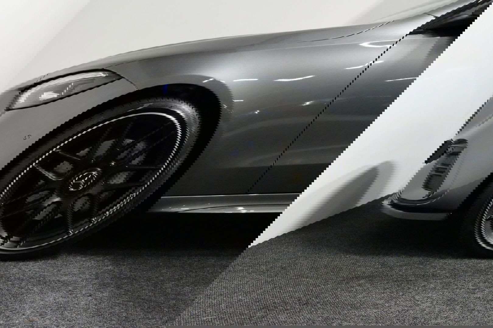 Mercedes-Benz C-Klasse 300 e AMG Line / C63s AMG Diffuser / Panamericana Grille / Panoramadak / Elektr. verstelbare voorstoelen + memory / Digital Light (Laser) / Stoelverwarming / Ambienteverlichting Plus / Apple Carplay - Android Auto / Rondomzichtcamera / HUD / 20'' LMV / Ac