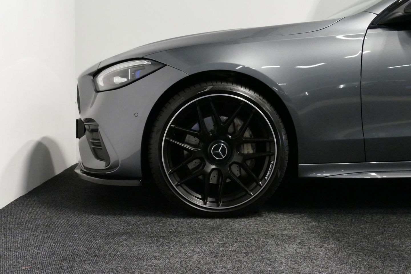 Mercedes-Benz C-Klasse 300 e AMG Line / C63s AMG Diffuser / Panamericana Grille / Panoramadak / Elektr. verstelbare voorstoelen + memory / Digital Light (Laser) / Stoelverwarming / Ambienteverlichting Plus / Apple Carplay - Android Auto / Rondomzichtcamera / HUD / 20'' LMV / Ac