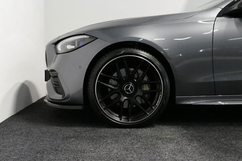 Mercedes-Benz C-Klasse 300 e AMG Line / C63s AMG Diffuser / Panamericana Grille / Panoramadak / Elektr. verstelbare voorstoelen + memory / Digital Light (Laser) / Stoelverwarming / Ambienteverlichting Plus / Apple Carplay - Android Auto / Rondomzichtcamera / HUD / 20'' LMV / Ac