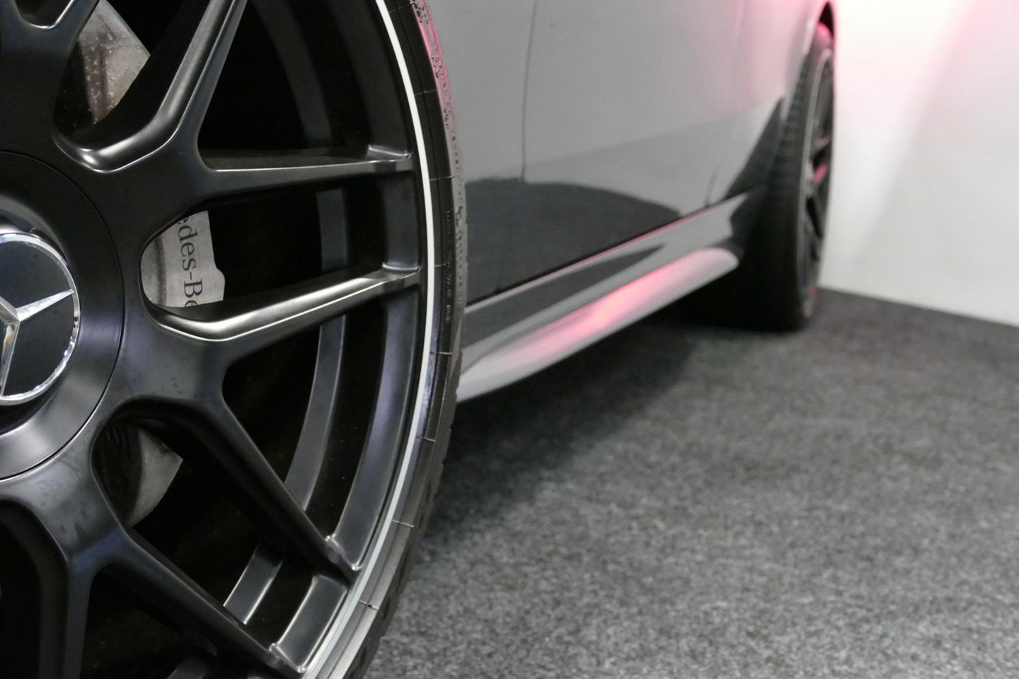 Mercedes-Benz C-Klasse 300 e AMG Line / C63s AMG Diffuser / Panamericana Grille / Panoramadak / Elektr. verstelbare voorstoelen + memory / Digital Light (Laser) / Stoelverwarming / Ambienteverlichting Plus / Apple Carplay - Android Auto / Rondomzichtcamera / HUD / 20'' LMV / Ac