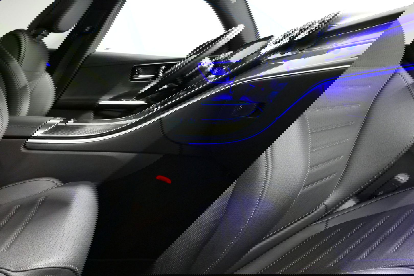 Mercedes-Benz C-Klasse 300 e AMG Line / C63s AMG Diffuser / Panamericana Grille / Panoramadak / Elektr. verstelbare voorstoelen + memory / Digital Light (Laser) / Stoelverwarming / Ambienteverlichting Plus / Apple Carplay - Android Auto / Rondomzichtcamera / HUD / 20'' LMV / Ac