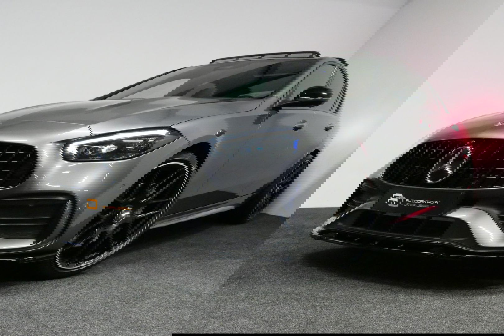 Mercedes-Benz C-Klasse 300 e AMG Line / C63s AMG Diffuser / Panamericana Grille / Panoramadak / Elektr. verstelbare voorstoelen + memory / Digital Light (Laser) / Stoelverwarming / Ambienteverlichting Plus / Apple Carplay - Android Auto / Rondomzichtcamera / HUD / 20'' LMV / Ac