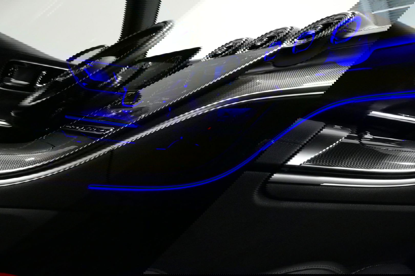 Mercedes-Benz C-Klasse 300 e AMG Line / C63s AMG Diffuser / Panamericana Grille / Panoramadak / Elektr. verstelbare voorstoelen + memory / Digital Light (Laser) / Stoelverwarming / Ambienteverlichting Plus / Apple Carplay - Android Auto / Rondomzichtcamera / HUD / 20'' LMV / Ac