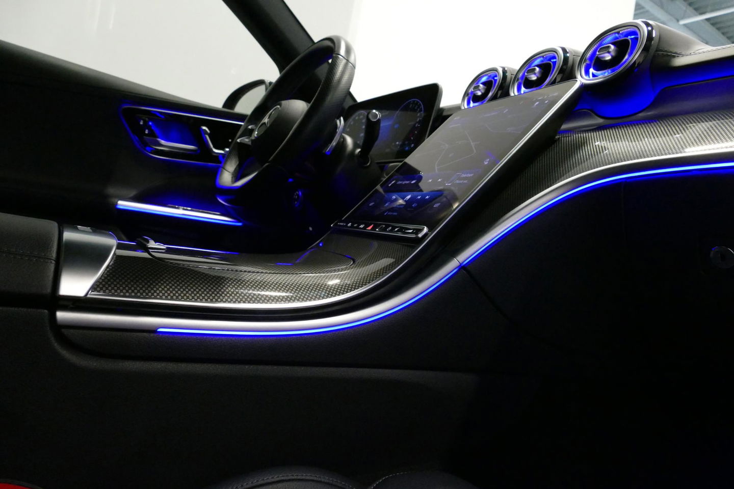 Mercedes-Benz C-Klasse 300 e AMG Line / C63s AMG Diffuser / Panamericana Grille / Panoramadak / Elektr. verstelbare voorstoelen + memory / Digital Light (Laser) / Stoelverwarming / Ambienteverlichting Plus / Apple Carplay - Android Auto / Rondomzichtcamera / HUD / 20'' LMV / Ac