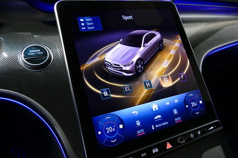 Mercedes-Benz C-Klasse 300 e AMG Line / C63s AMG Diffuser / Panamericana Grille / Panoramadak / Elektr. verstelbare voorstoelen + memory / Digital Light (Laser) / Stoelverwarming / Ambienteverlichting Plus / Apple Carplay - Android Auto / Rondomzichtcamera / HUD / 20'' LMV / Ac