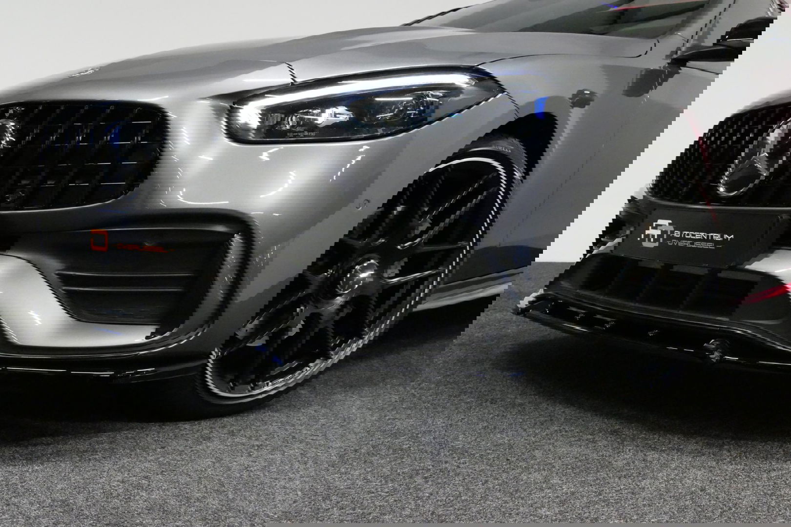 Mercedes-Benz C-Klasse 300 e AMG Line / C63s AMG Diffuser / Panamericana Grille / Panoramadak / Elektr. verstelbare voorstoelen + memory / Digital Light (Laser) / Stoelverwarming / Ambienteverlichting Plus / Apple Carplay - Android Auto / Rondomzichtcamera / HUD / 20'' LMV / Ac